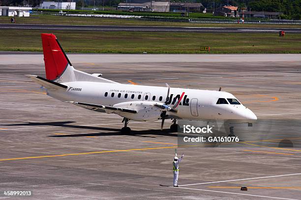 Aeródromo Trabalhador Sinais De Piloto No Aeroporto De Kagoshima - Fotografias de stock e mais imagens de Aeroporto