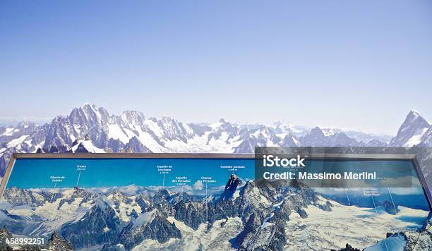 Foto de Maciço De Mont Blanc e mais fotos de stock de Alpes europeus - Alpes europeus, Azul, Beleza natural - Natureza