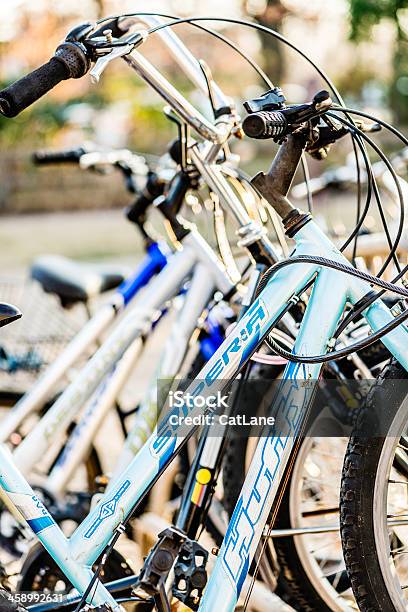 Fila De Seguro Bicicletas Foto de stock y más banco de imágenes de Aire libre - Aire libre, Bicicleta, Candado de bicicleta