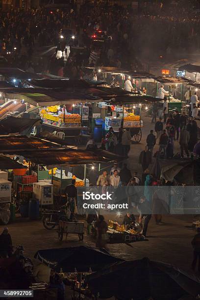 Cookshops Jugo De Naranja Y Las Tiendas En Djemâaelfna Marrakech Marruecos Foto de stock y más banco de imágenes de Ciudad