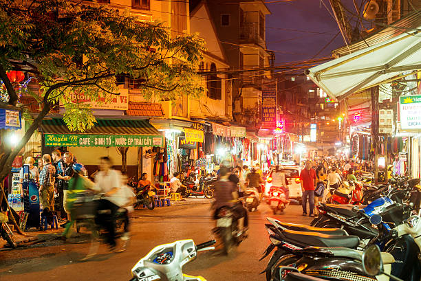 ruas de hanói, vietname - editorial horizontal cycling crowd imagens e fotografias de stock