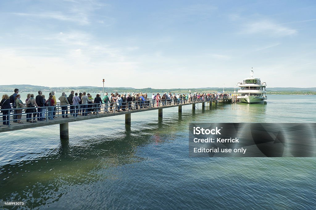 Touristen in Richtung kehren Sie von Insel Mainau/Deutschland - Lizenzfrei Abwarten Stock-Foto