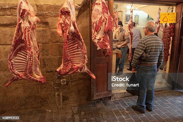 Foto de Carne Vermelha Carnes E O Seu Cliente e mais fotos de stock de Adulto - Adulto, Açougue, Açougueiro