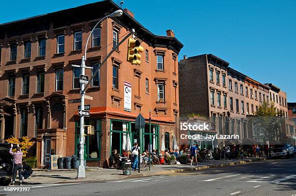 Photo libre de droit de Personnes À La Terrasse Des Restaurants De Brooklyn À New York City banque d'images et plus d'images libres de droit de Brooklyn - New York