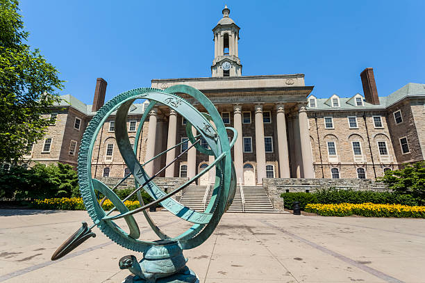 Penn State antiguo edificio principal con reloj de sol - foto de stock