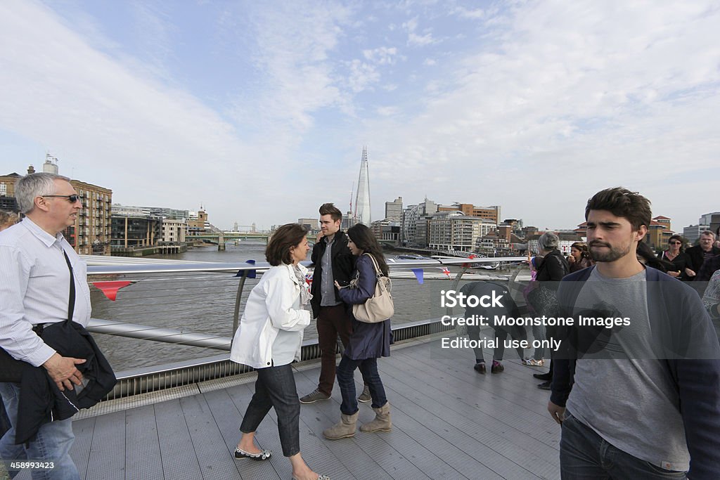 Millennium Bridge in London, England - Lizenzfrei 20-24 Jahre Stock-Foto