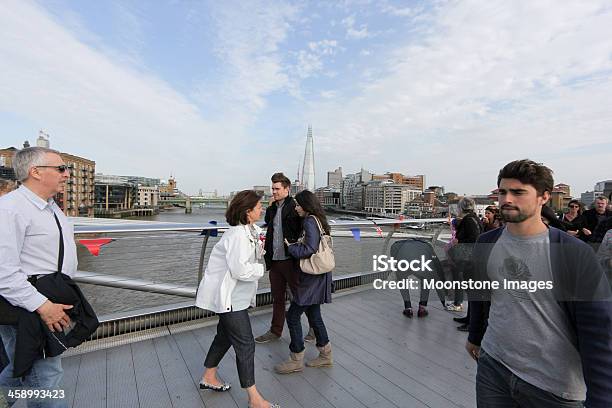 Millennium Bridge In London England Stockfoto und mehr Bilder von 20-24 Jahre - 20-24 Jahre, Anzahl von Menschen, Britische Kultur