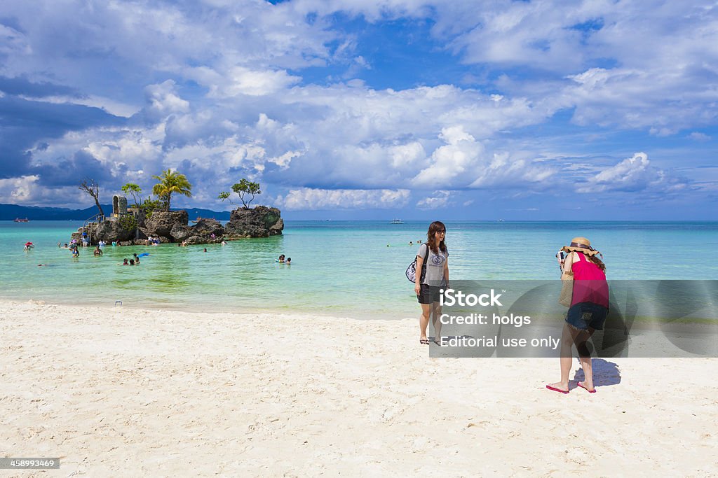 Duas garotas asiáticas tirar fotos na praia no Boracay - Foto de stock de Adulto royalty-free