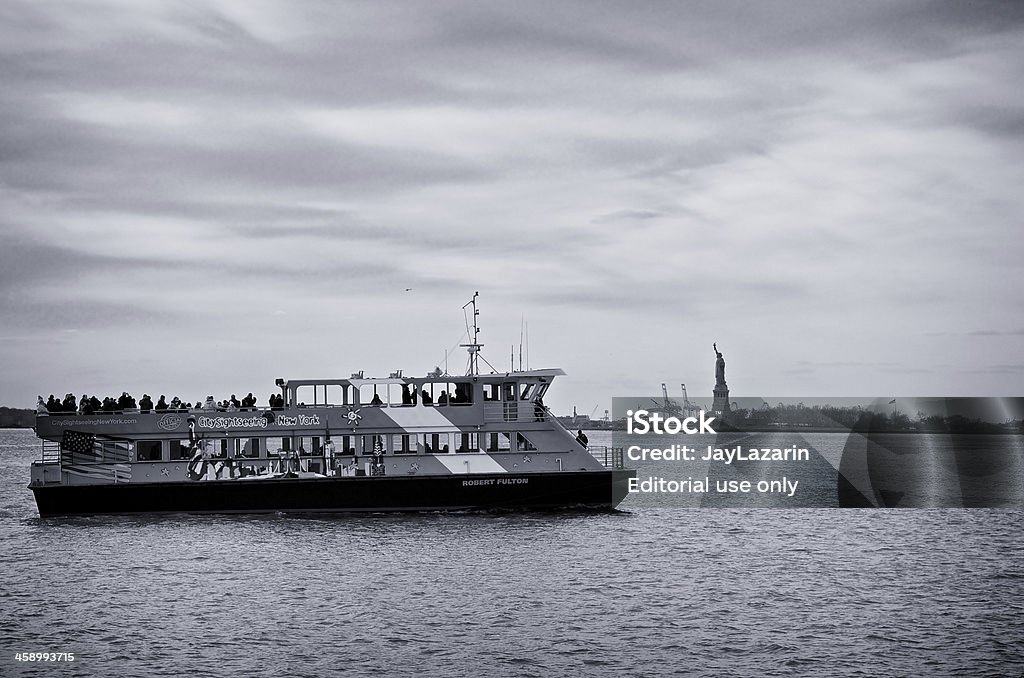 Turístico de barco & Estátua da Liberdade, Porto superior, Nova Iorque - Royalty-free Admirar a Vista Foto de stock