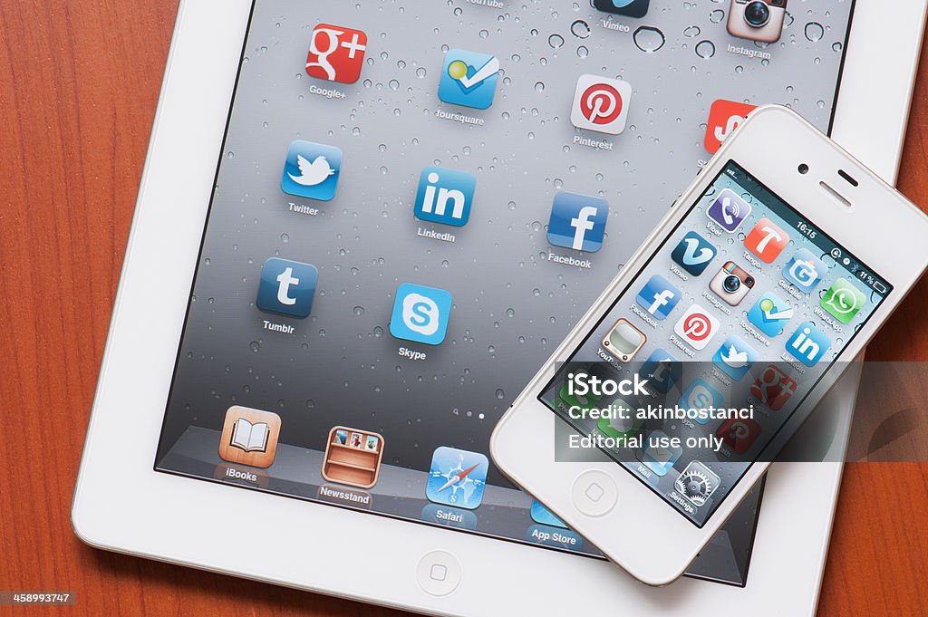 Aplicaciones de redes sociales en pantalla para iPhone y iPad - Foto de stock de Aplicación para móviles libre de derechos