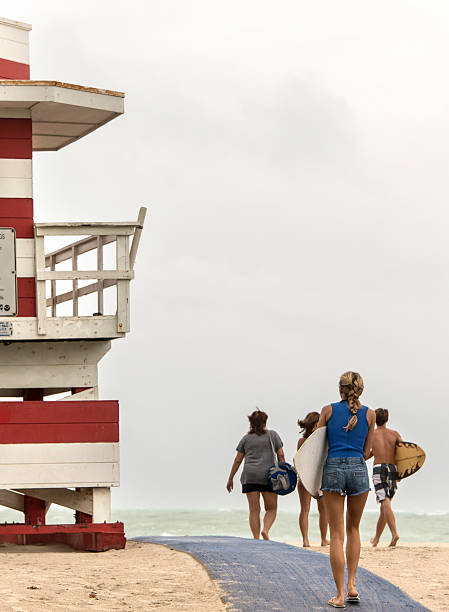 surfistas no storm - full length florida tropical climate residential structure - fotografias e filmes do acervo