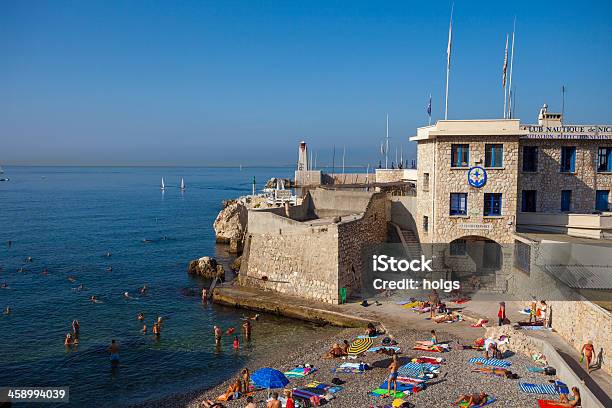 Foto de Pebble Beach Em Nice França e mais fotos de stock de Azul - Azul, Barraca de Sol, Branco