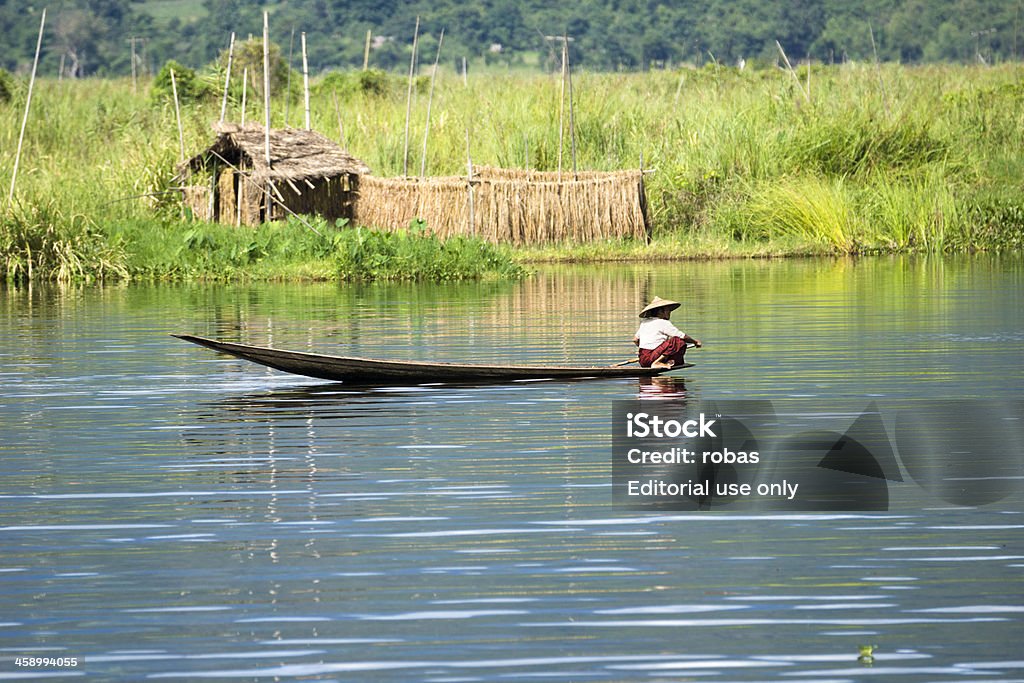 Birmański człowiek siedzi w Kajak, Pływające Ogrody Inle Lake - Zbiór zdjęć royalty-free (Birmańczycy)