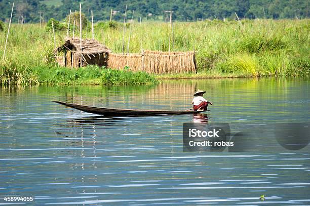 Birmański Człowiek Siedzi W Kajak Pływające Ogrody Inle Lake - zdjęcia stockowe i więcej obrazów Birmańczycy