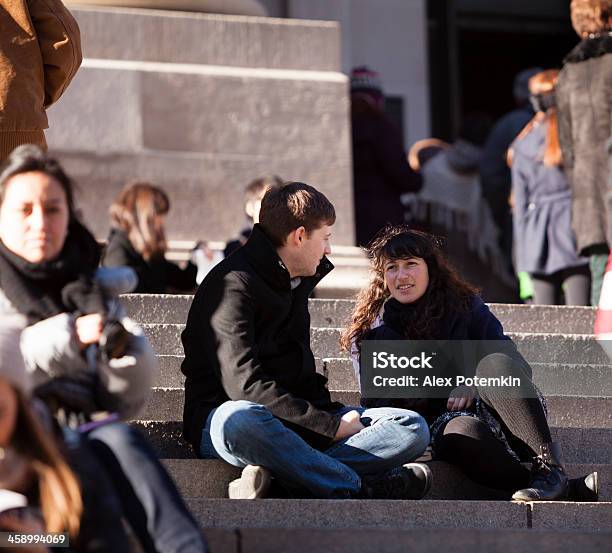 Foto de Jovem E Mulher Sentase No Moma e mais fotos de stock de Degraus - Degraus, Escadaria, Galeria de Arte