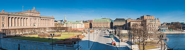 stockholm riksdag parlement suédois panorama helgeandsholmen suède - norrbro photos et images de collection