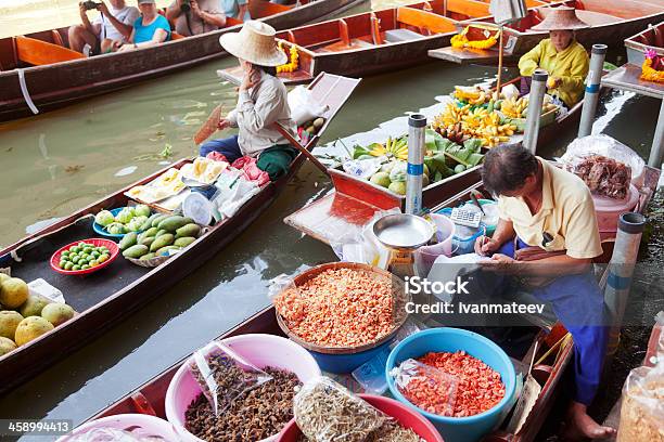 Foto de Mercado Flutuante De Damnoen Saduak e mais fotos de stock de Mercado Flutuante - Mercado Flutuante, Tailândia, Adulto