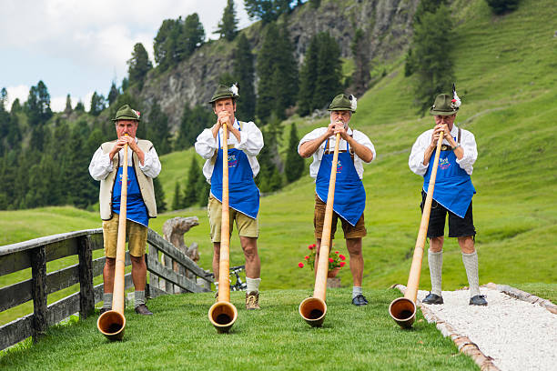 muzycy grają alphorn - men editorial musician music zdjęcia i obrazy z banku zdjęć