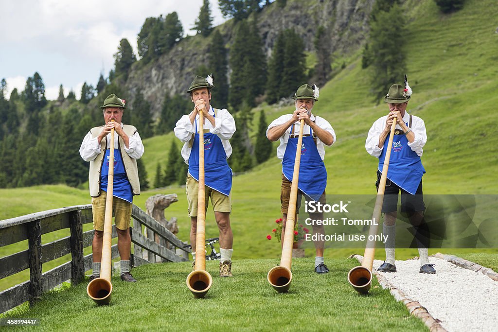 Музыканты играют Alphorn - Стоковые фото Альпийский рог роялти-фри