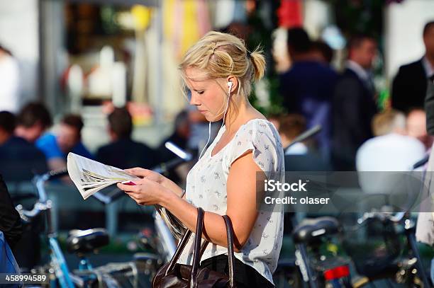 Libro Di Lettura Ragazza - Fotografie stock e altre immagini di Adulto - Adulto, Ambientazione esterna, Attività