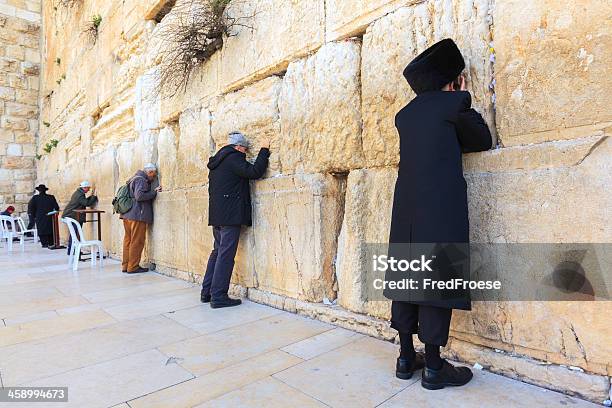 Молитв У Стены Плача В Иерусалиме — стоковые фотографии и другие картинки Стена плача - Стена плача, Иерусалим, Израиль