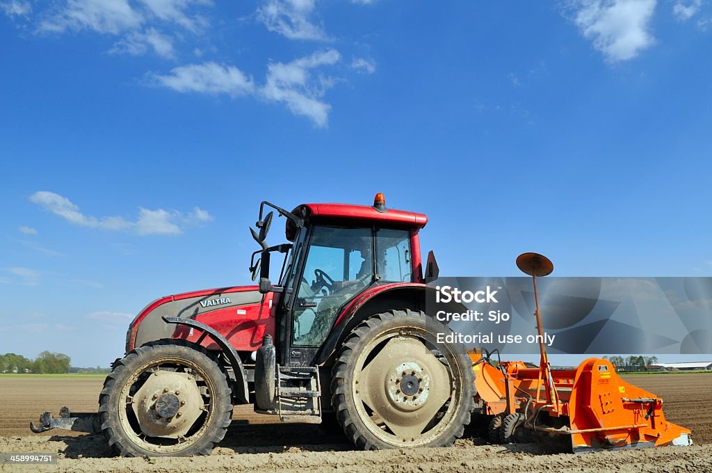 Traktor das Feld - Lizenzfrei Agrarbetrieb Stock-Foto