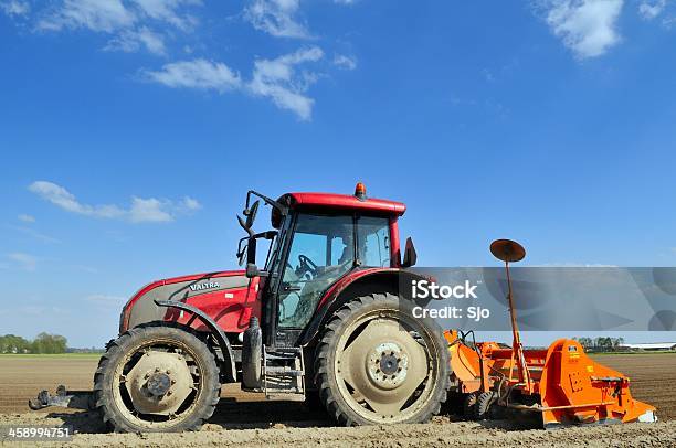 Traktor Das Feld Stockfoto und mehr Bilder von Agrarbetrieb - Agrarbetrieb, Arbeiten, Arbeiter