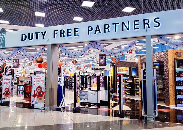 duty-free-shop am flughafen sheremetyevo, moskau, russland - mobilestock editorial russia airport stock-fotos und bilder