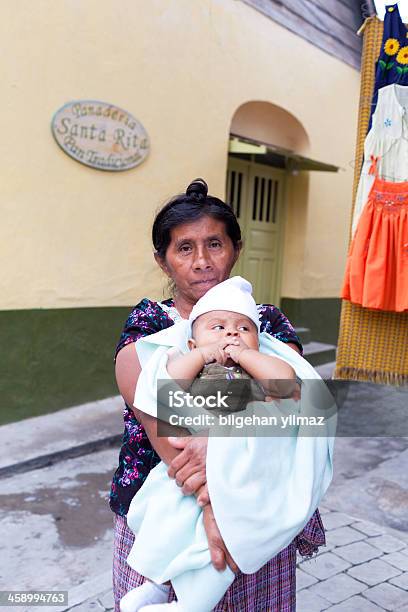 Guatemaltekische Frau Stockfoto und mehr Bilder von Baby - Baby, Alleinerzieherin, Editorial