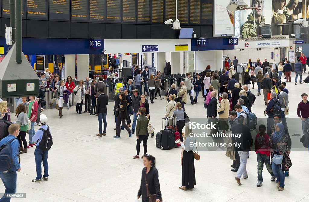 La estación Waterloo concourse - Foto de stock de Hora punta - Temas libre de derechos