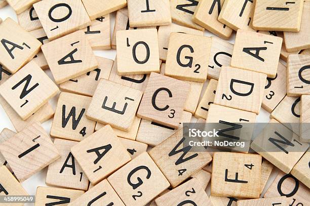 Peças De Letras Do Scrabble Espalhadas Por Ordem Aleatória - Fotografias de stock e mais imagens de Palavras-cruzadas