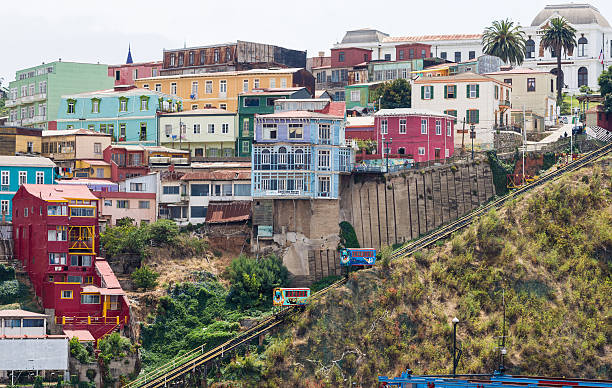 ascensor funicular cerro artillería em valparaíso, chile - valparaíso - fotografias e filmes do acervo