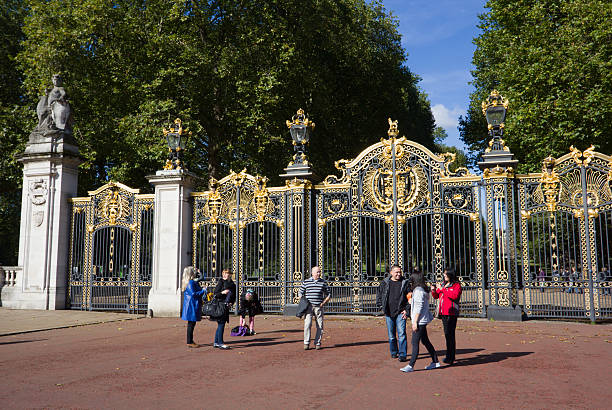 canada porte à green park, à londres - metropark victorian architecture people tourist photos et images de collection