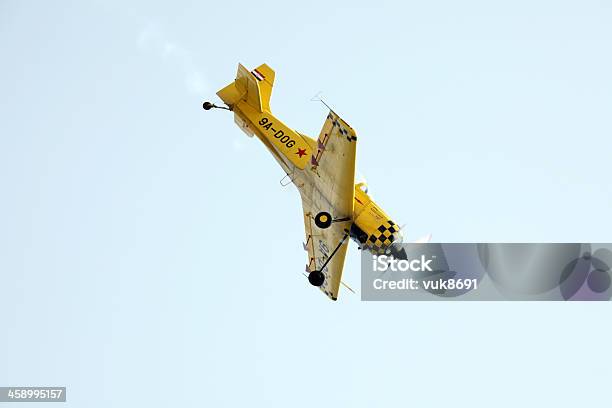 Foto de Acrobatas Avião Em Ação e mais fotos de stock de Acrobacia aérea - Acrobacia aérea, Antigo, Asa de aeronave