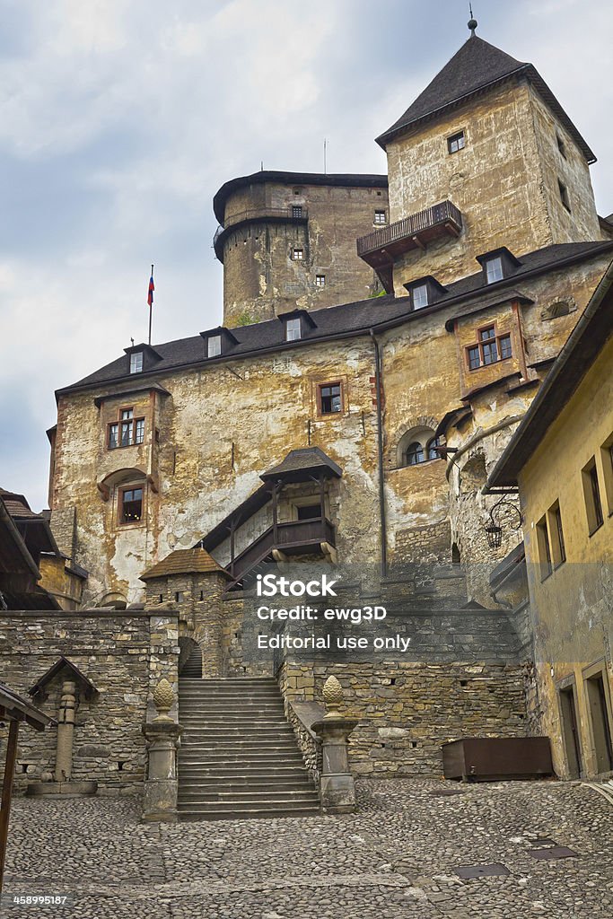 Il castello medievale cortile - Foto stock royalty-free di Slovacchia