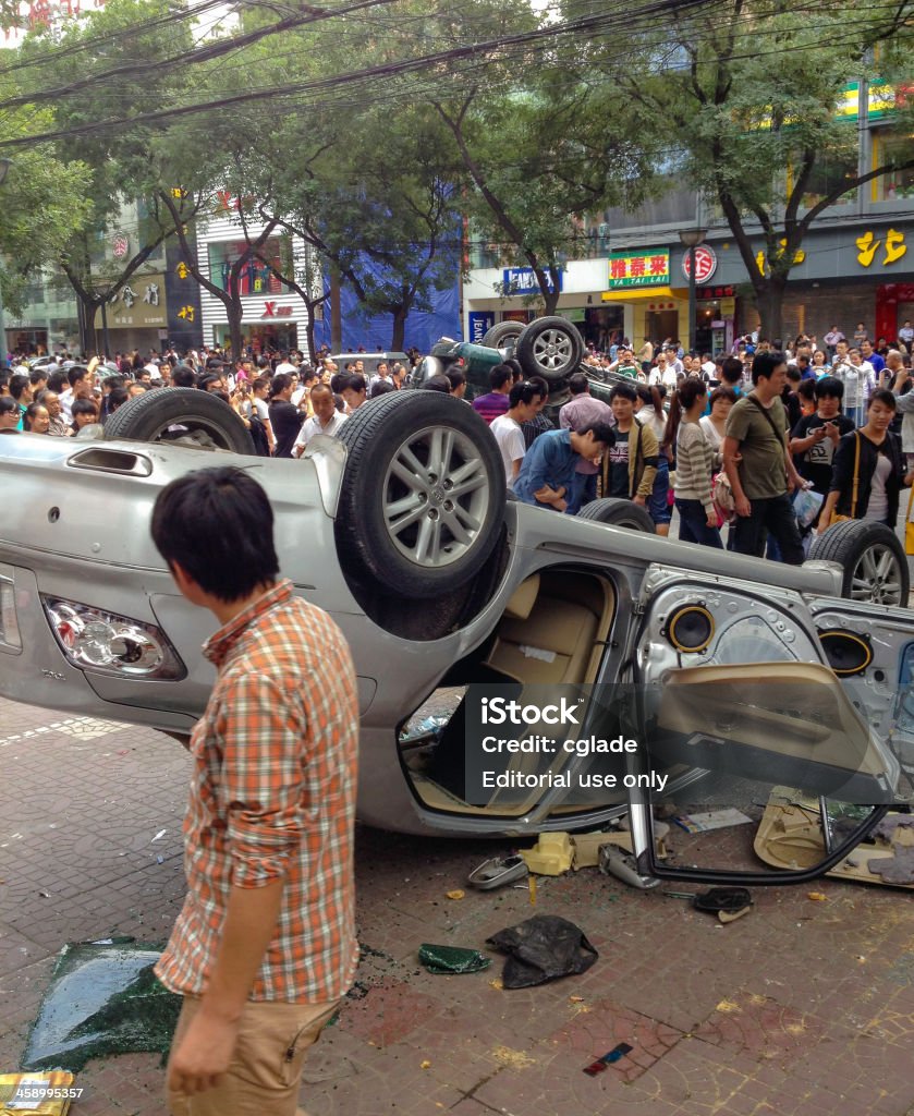 Deux voitures tombée Vandalized japonais, en chinois Diaoyu Îles protestations - Photo de Adulte libre de droits