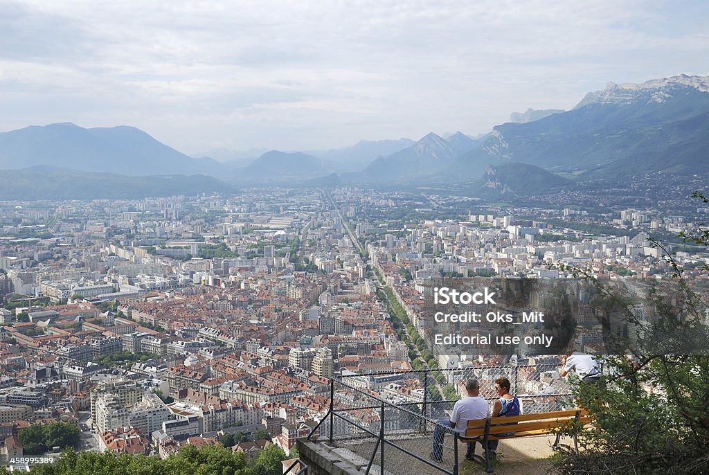 Bird s eye view di Grenoble con i turisti." - Foto stock royalty-free di Grenoble