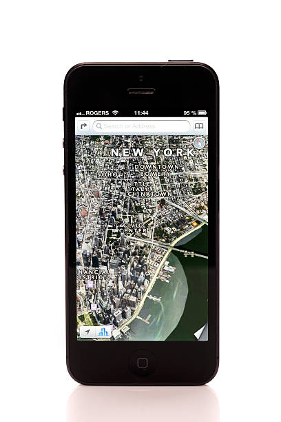apple iphone 5 mapas aplicação isolado no fundo branco - youtube telephone iphone iphone 5 - fotografias e filmes do acervo