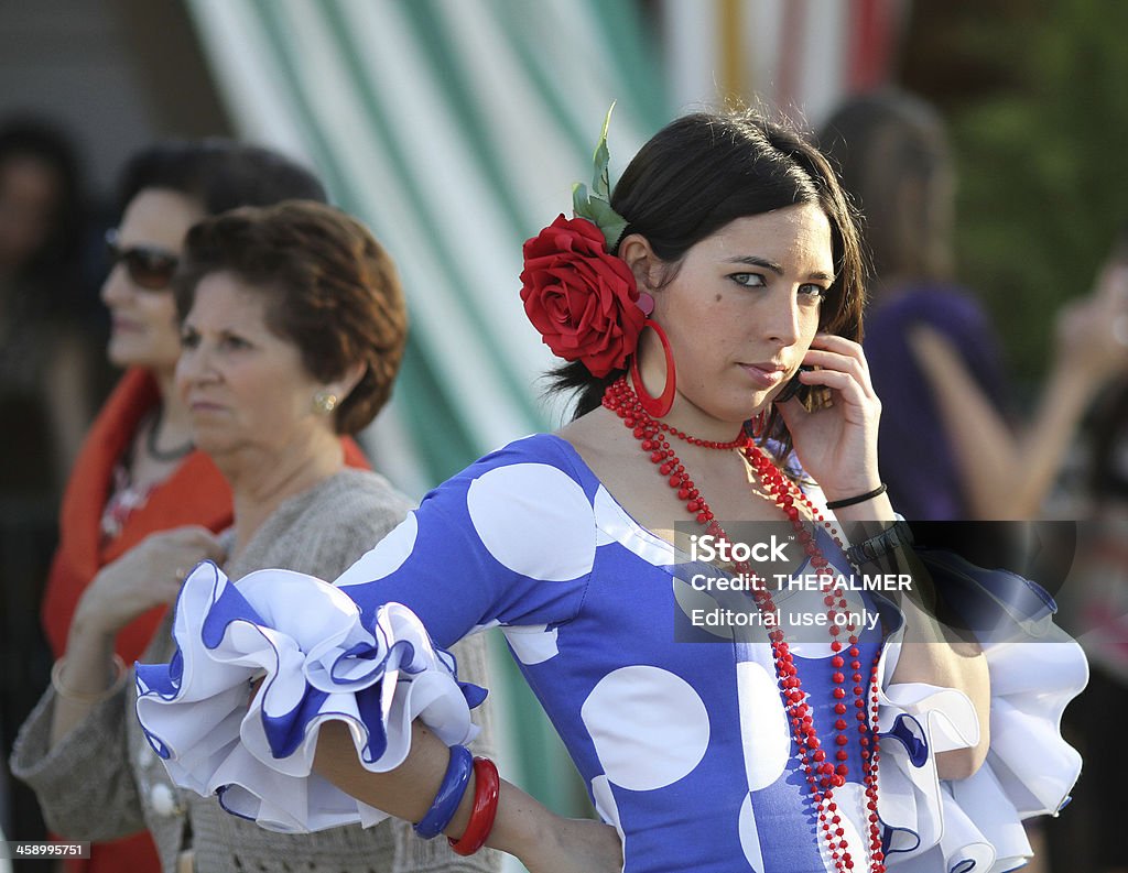 Joven mujer con vestido durante el flamenco abril de feria - Foto de stock de Carnaval libre de derechos