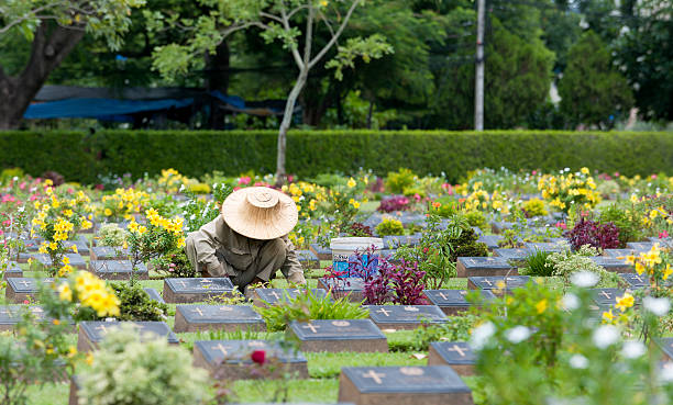 태국인 gardener at work on war 묘지 of 깐짜나부리 こんにちは - asset120703rd 뉴스 사진 이미지