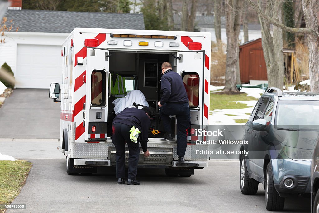 Ambulanza Ready to Roll - Foto stock royalty-free di Ambientazione esterna