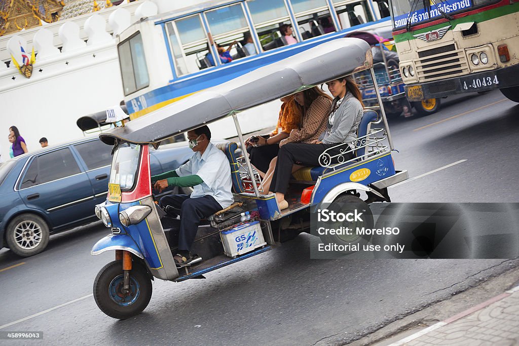 Tuk-Tuk ulicy miasta w Bangkoku Szybkie panoramowanie - Zbiór zdjęć royalty-free (Azja)