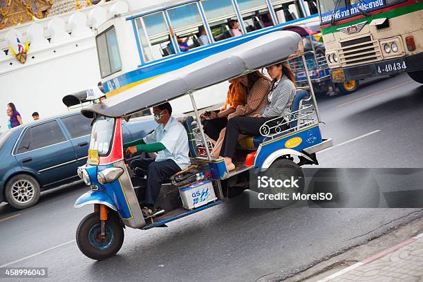 Tuktuk Ulicy Miasta W Bangkoku Szybkie Panoramowanie - zdjęcia stockowe i więcej obrazów Azja