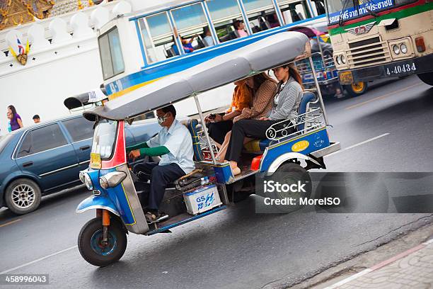 Tuktuk Aceleração Na Cidade De Banguecoque Street Panorama - Fotografias de stock e mais imagens de Banguecoque