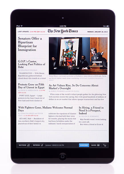 die new york times on ipad-mini - times up stock-fotos und bilder