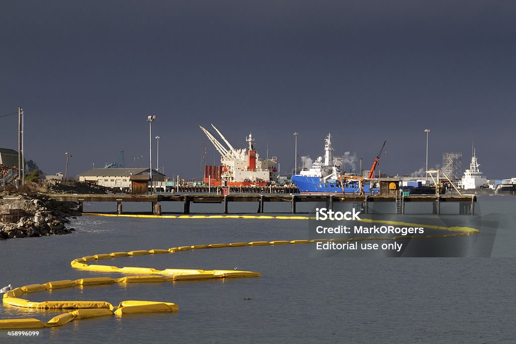 Dockside Spill - Стоковые фото Море роялти-ф�ри