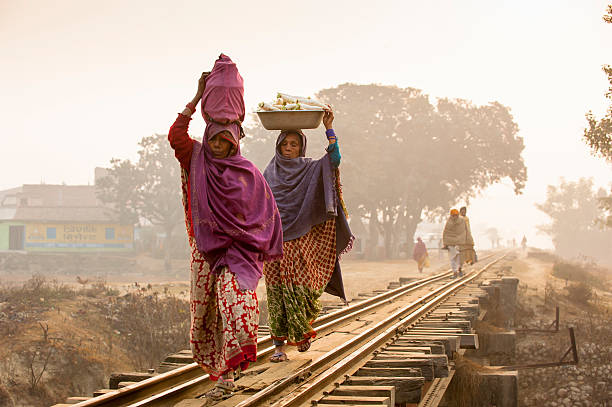 donna colpire cose a piedi in ferrovia nella nebbia di mattina - janakpur foto e immagini stock