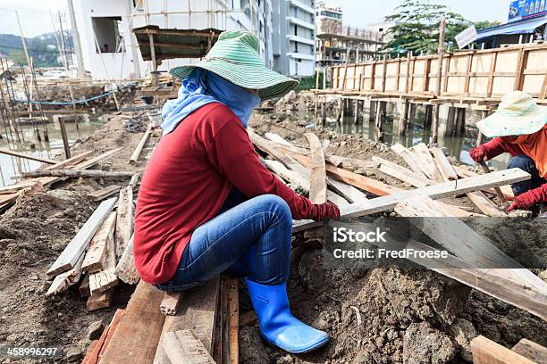 女性作業は建設現場 - 1人のストックフォトや画像を多数ご用意 - 1人, アジア大陸, タイ王国