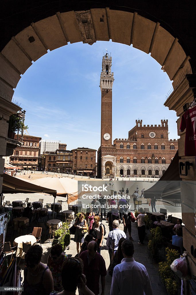 Turisti di visitare Piazza del Campo a Siena, Italia - Foto stock royalty-free di Architettura