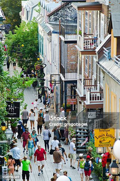 Foto de Pessoas Caminhando Pela Rue Du Petitchamplain Na Cidade De Quebec Canadá e mais fotos de stock de Andar